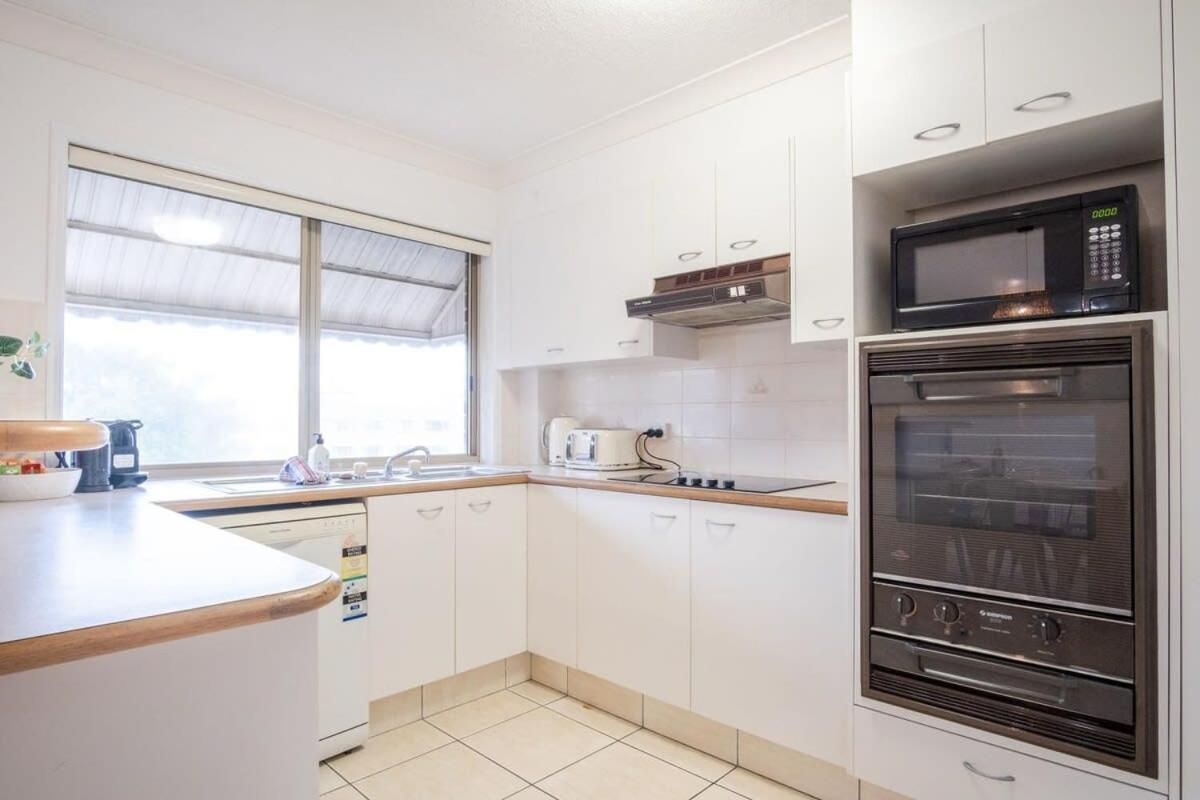 Spacious Apartment, Walk To Kings Beach Caloundra Exterior foto